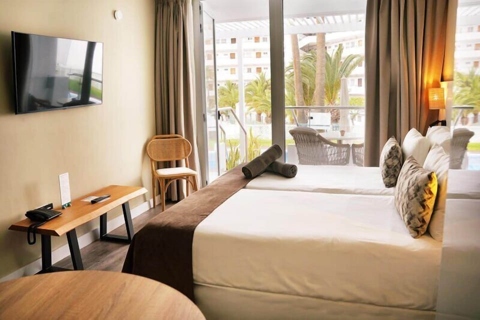 Junior Suite (Swim Up) | In-room safe, desk, blackout drapes, iron/ironing board