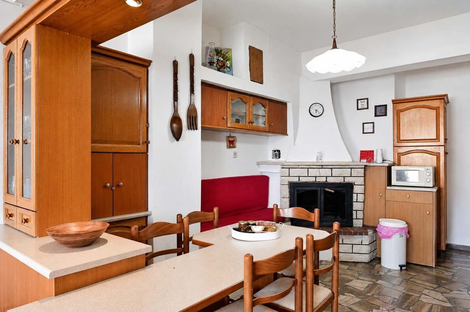 Traditional dining corner with fireplace