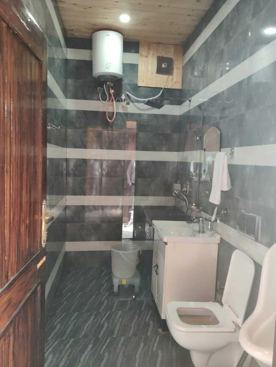 Double Room, Lake View | Bathroom | Slippers, towels, soap, shampoo