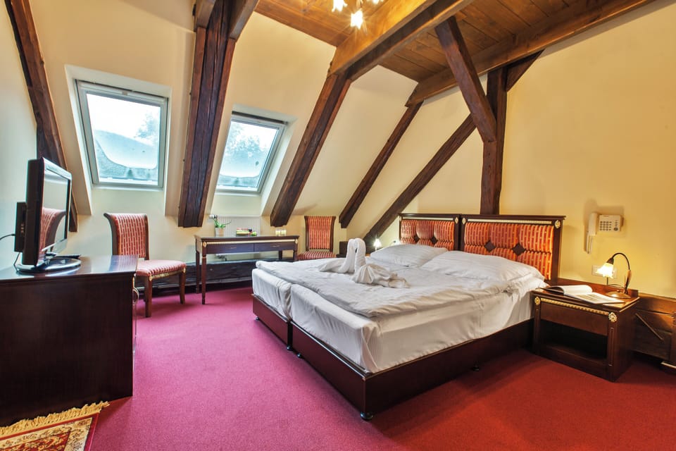 Classic Double Room | Minibar, desk, free WiFi, bed sheets