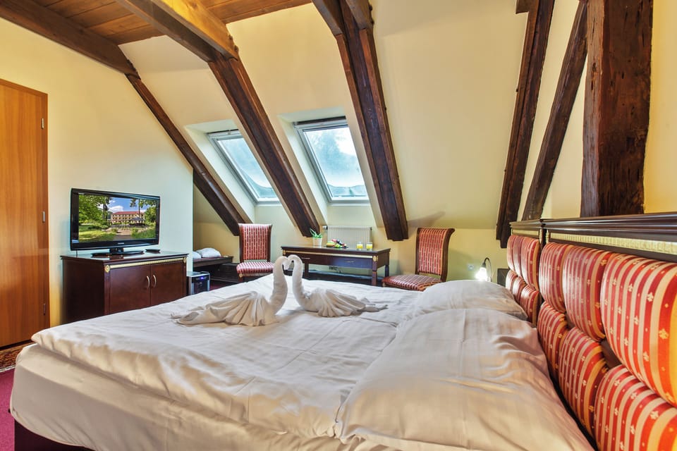 Classic Double Room | Minibar, desk, free WiFi, bed sheets
