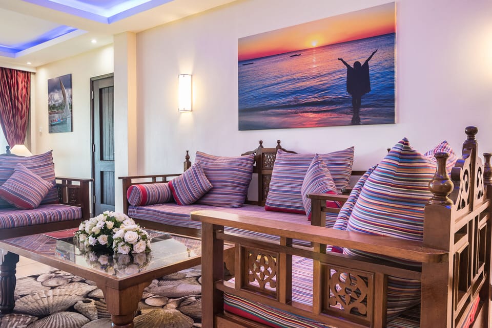 Executive Suite | Living area | 32-inch flat-screen TV with cable channels, Smart TV