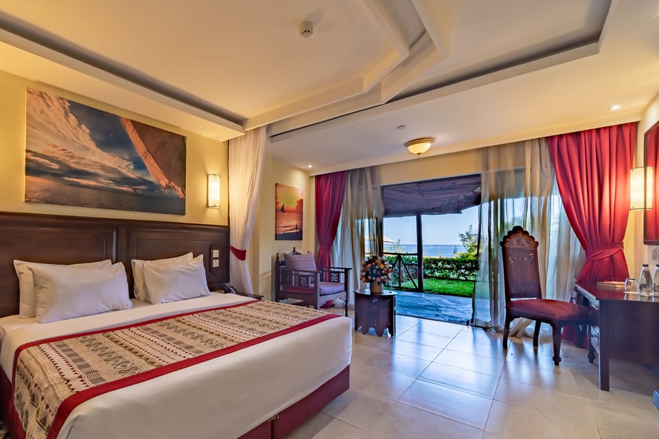 Executive Suite | Egyptian cotton sheets, premium bedding, in-room safe, desk