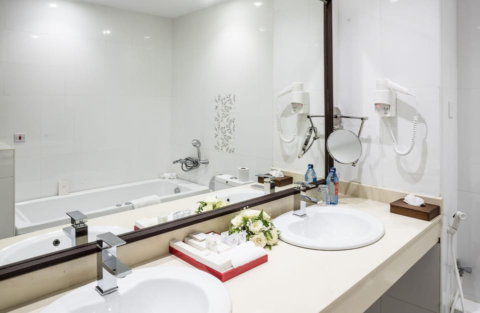 Executive Suite | Bathroom | Shower, free toiletries, hair dryer, bathrobes