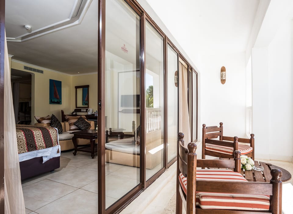 Club Room | Balcony