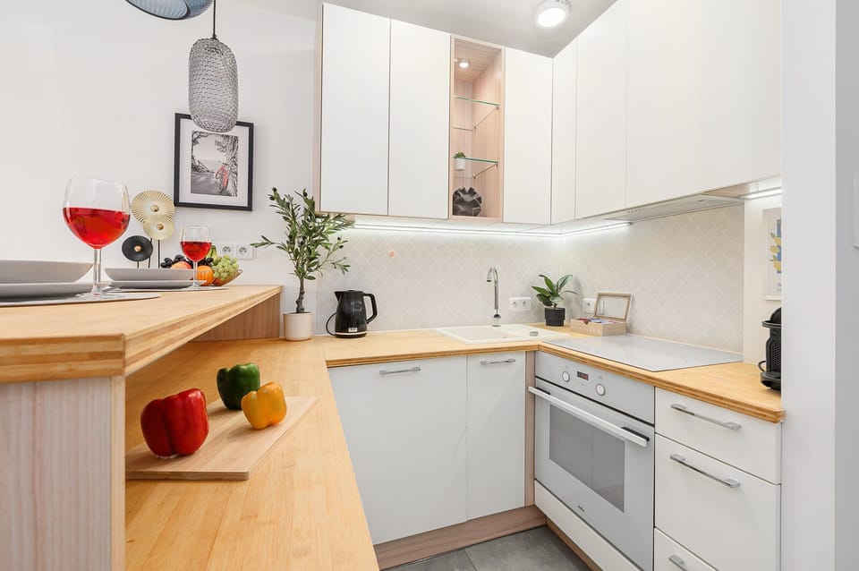 Comfort Apartment, City View | Private kitchen | Dining tables