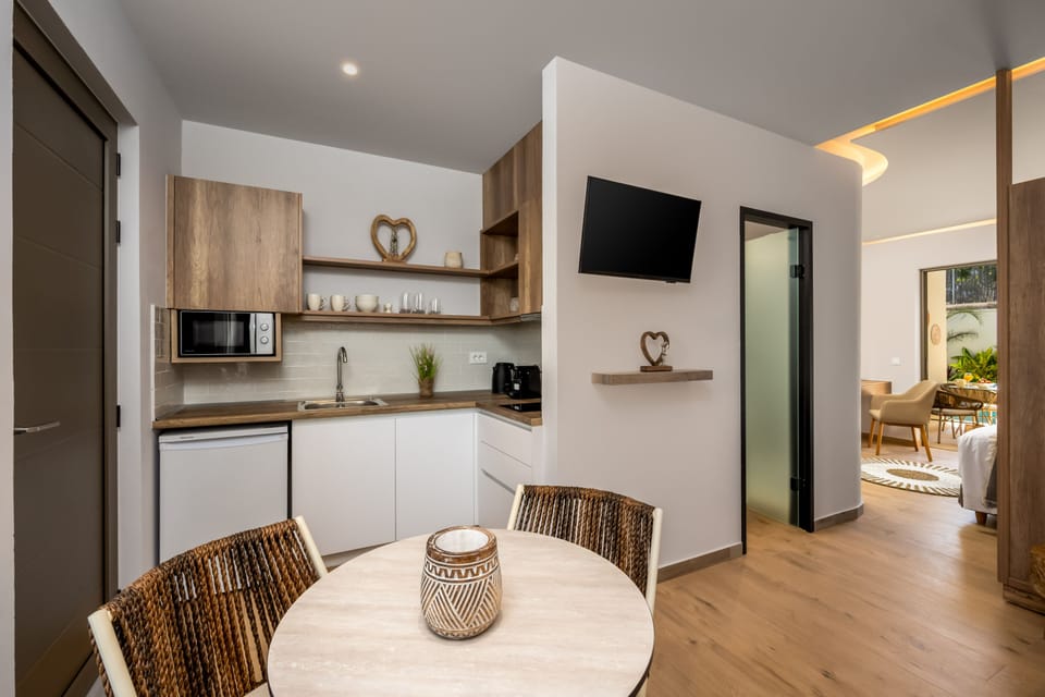 Luxury Suite, Pool View | Private kitchen | Microwave, cookware/dishes/utensils