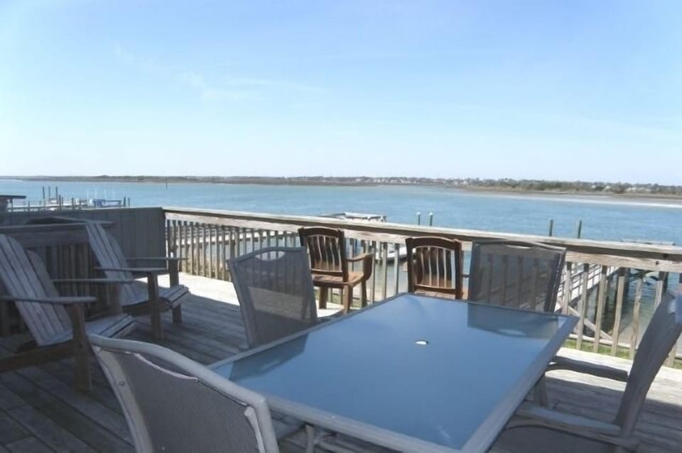 Soundfront deck w/furniture