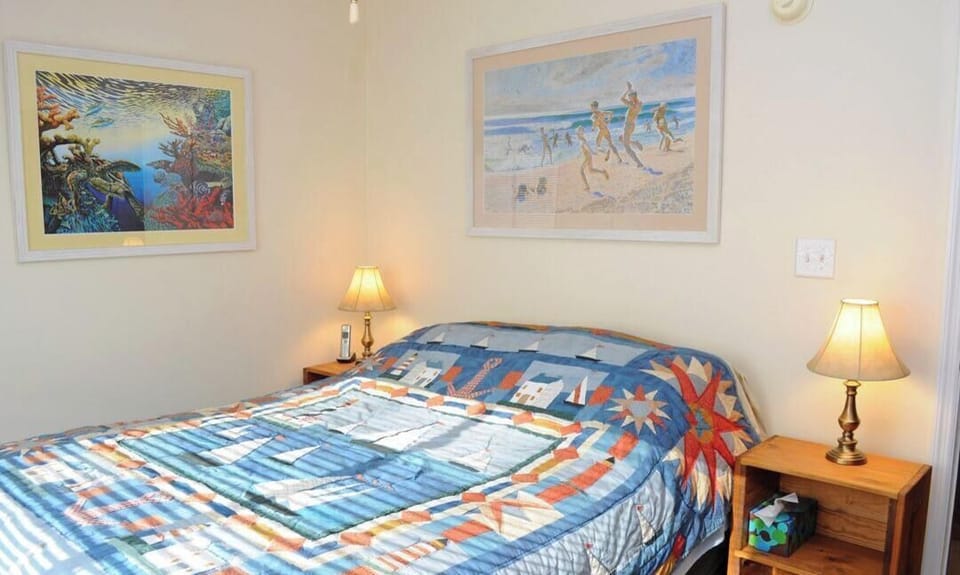 South Middle Bedroom - Queen Bed
