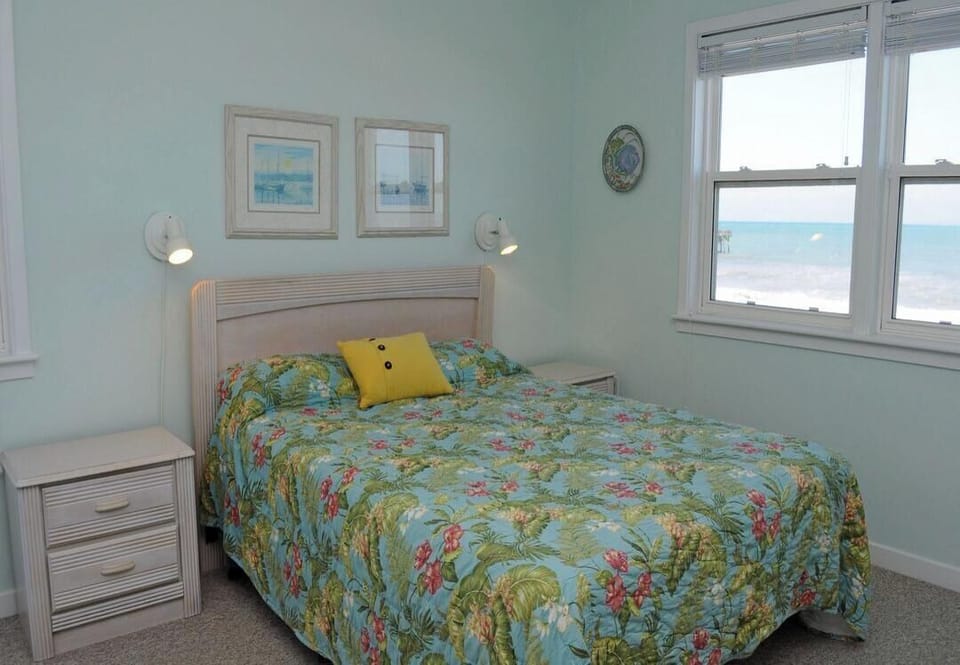 Top Floor North Oceanfront King Bedroom