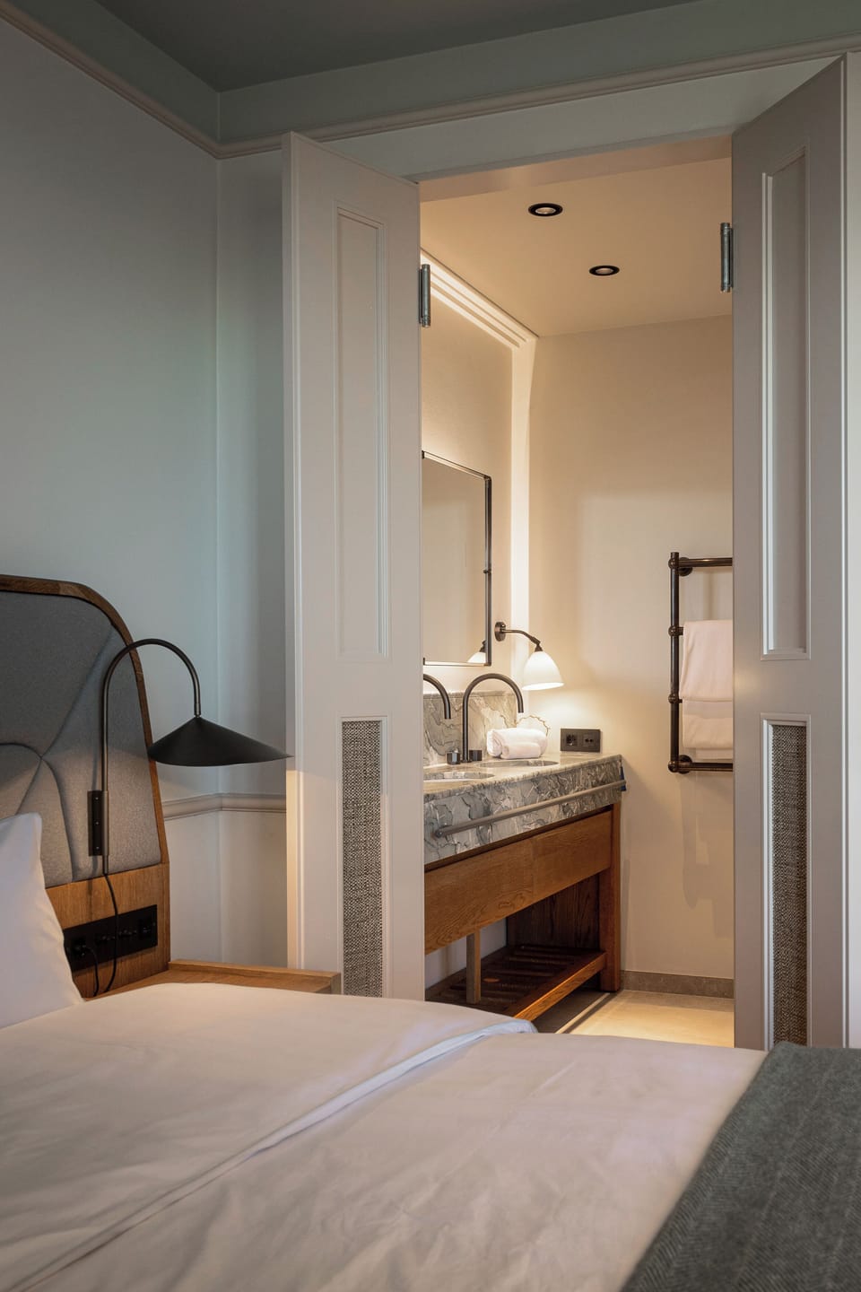 Minibar, in-room safe, iron/ironing board, bed sheets