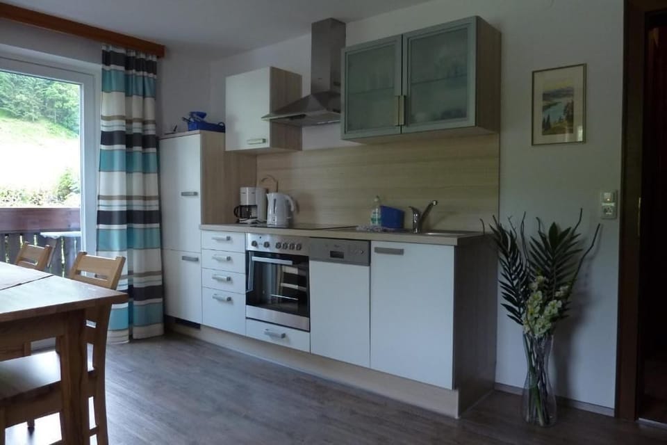 Comfort Apartment, Balcony, Garden View | Private kitchen | Shared fridge