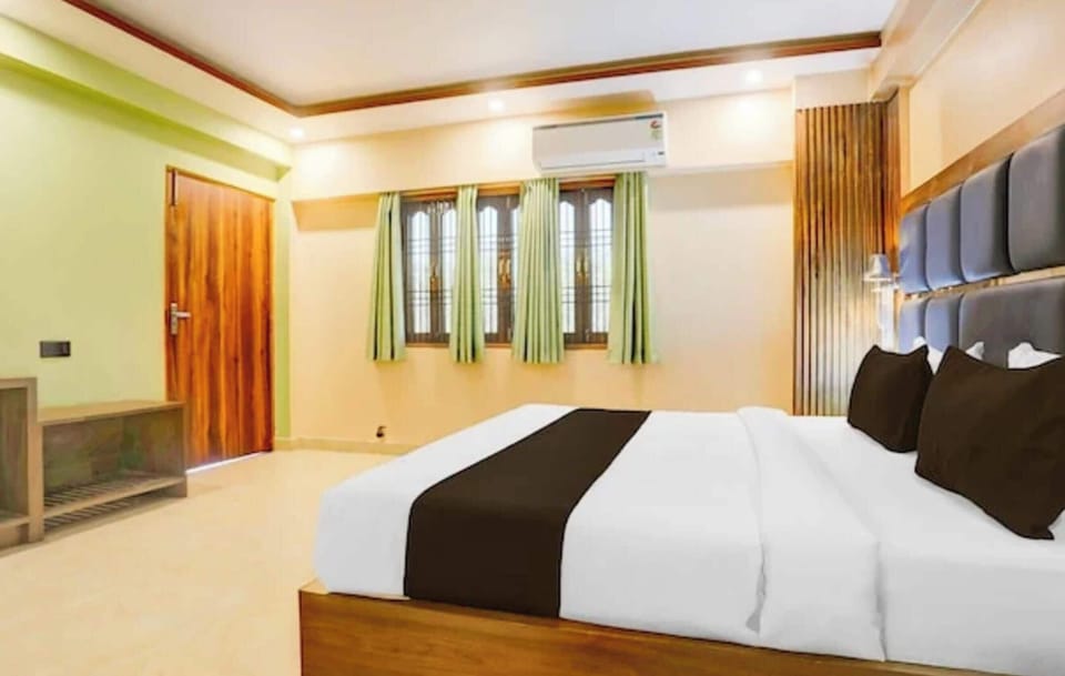 Deluxe Double Room, Air conditioning | Hypo-allergenic bedding, desk, soundproofing, free WiFi