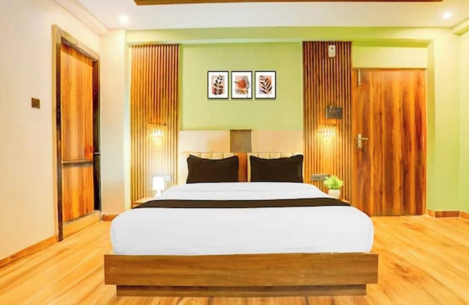 Deluxe Double Room, Air conditioning | Hypo-allergenic bedding, desk, soundproofing, free WiFi