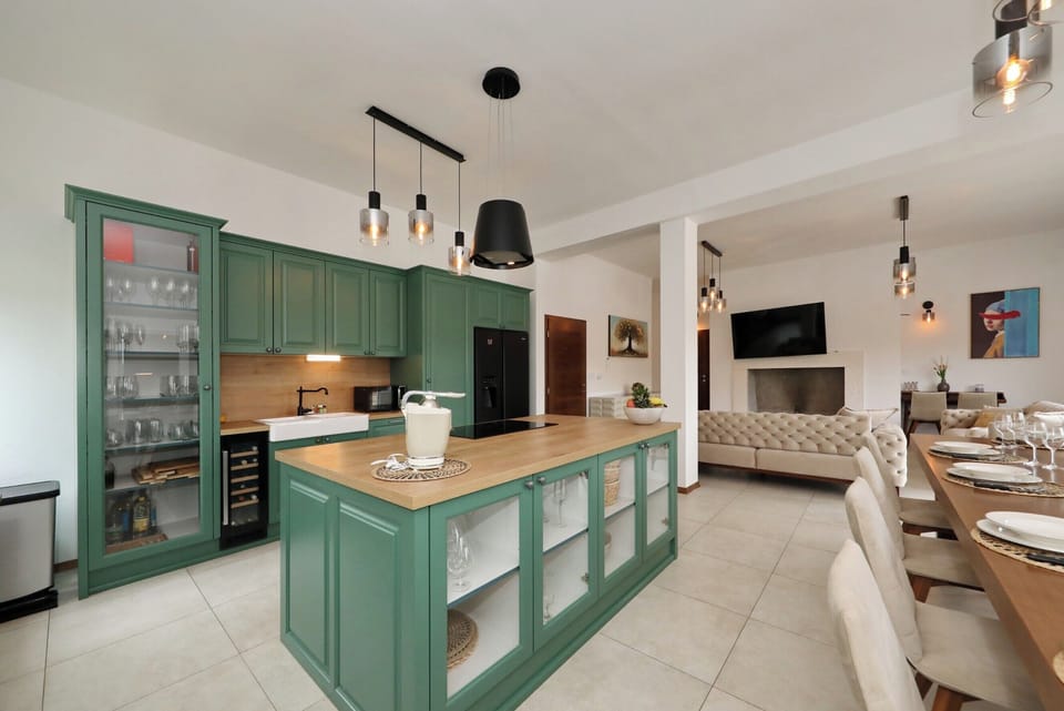 Family Villa, 5 Bedrooms, Private Pool, Courtyard View | Private kitchen | Coffee/tea maker, fridge, microwave, oven