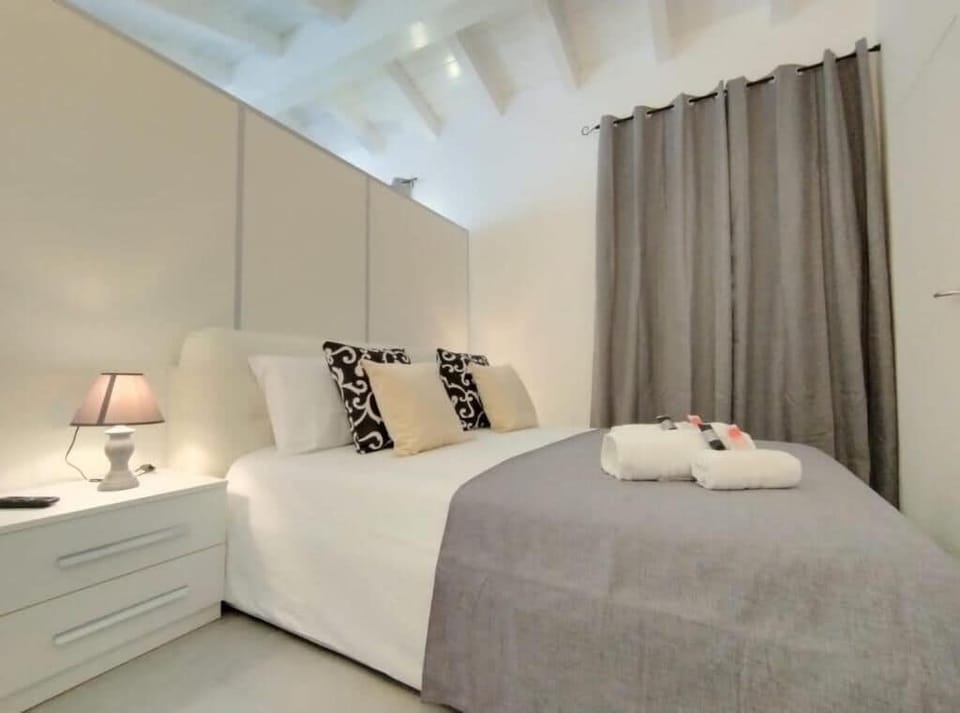 Deluxe Apartment | Blackout drapes, free WiFi