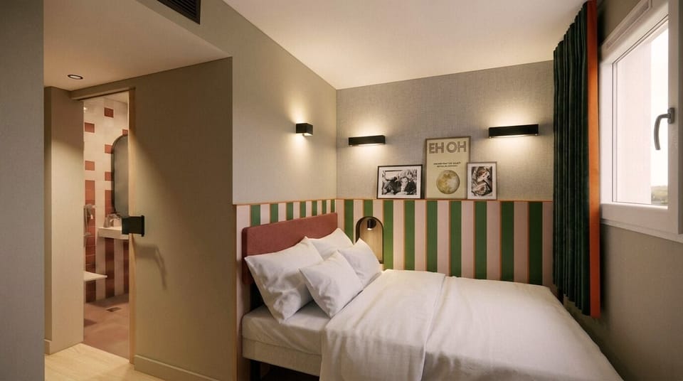 EH OH Duo Accessible | In-room safe, desk, laptop workspace, blackout drapes