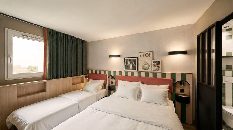 EH OH Trio Double | In-room safe, desk, laptop workspace, blackout drapes