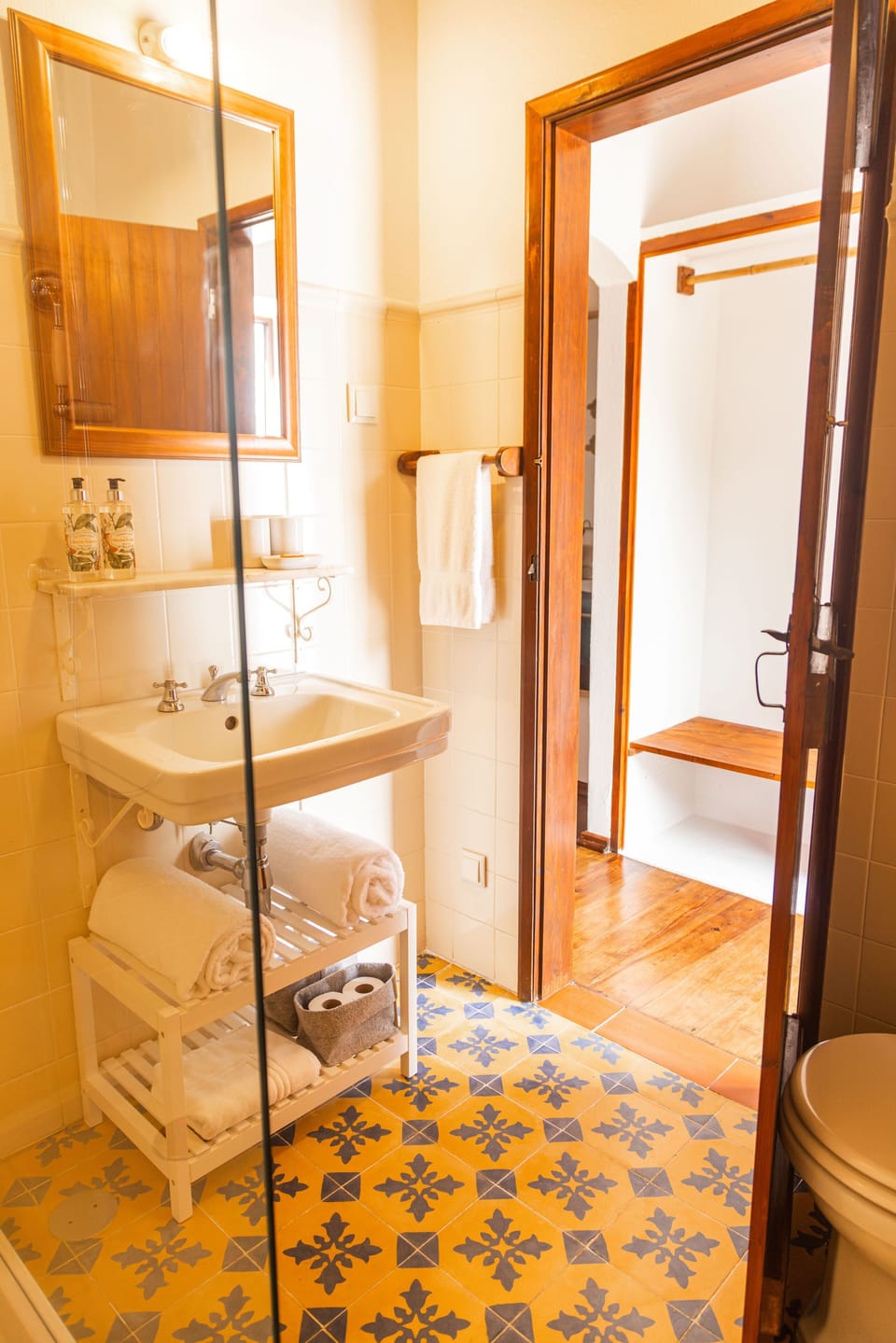 Bathtub, free toiletries, hair dryer, towels