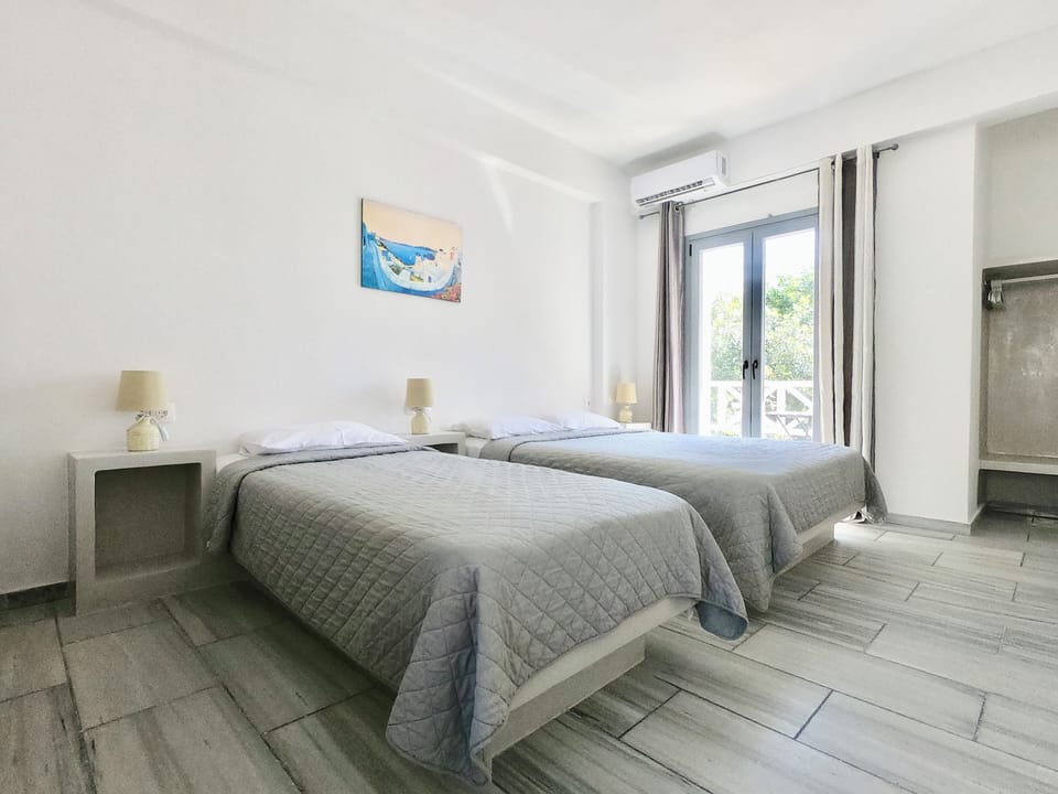 In-room safe, soundproofing, iron/ironing board, free WiFi