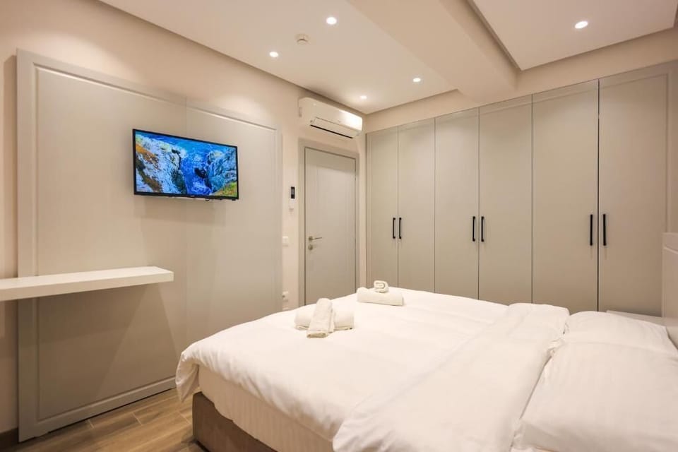 Superior Room, Balcony, Courtyard View | Soundproofing, iron/ironing board, free WiFi, wheelchair access