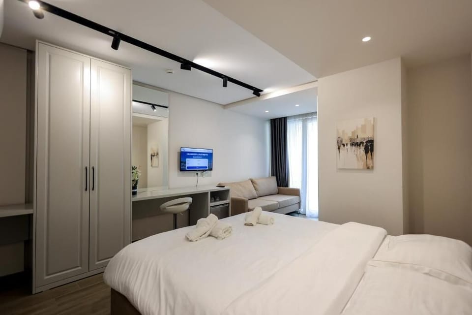 Deluxe Double Room, Balcony, Courtyard View | Soundproofing, iron/ironing board, free WiFi, wheelchair access