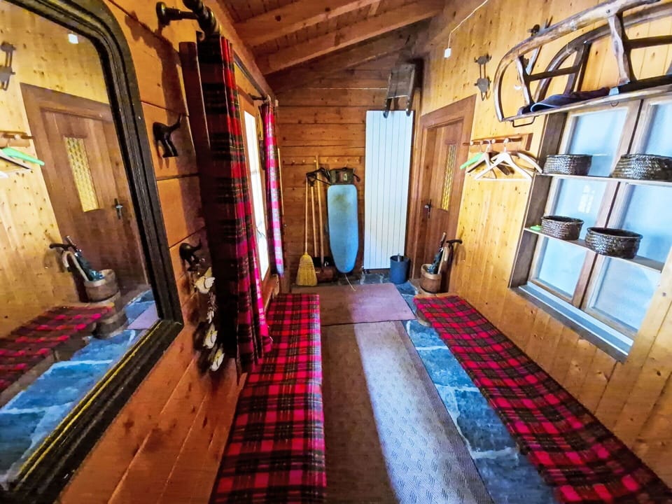 Wood, Floor, Flooring, Wood Stain, Ceiling, Room, Hardwood, Log Cabin, Varnish, Plank