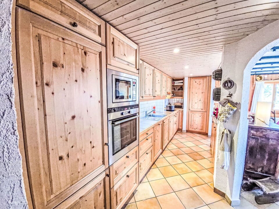 Wood, Kitchen, Home, Countertop, Interior Design, Cabinetry, Ceiling, Room, Wood Stain, Hardwood