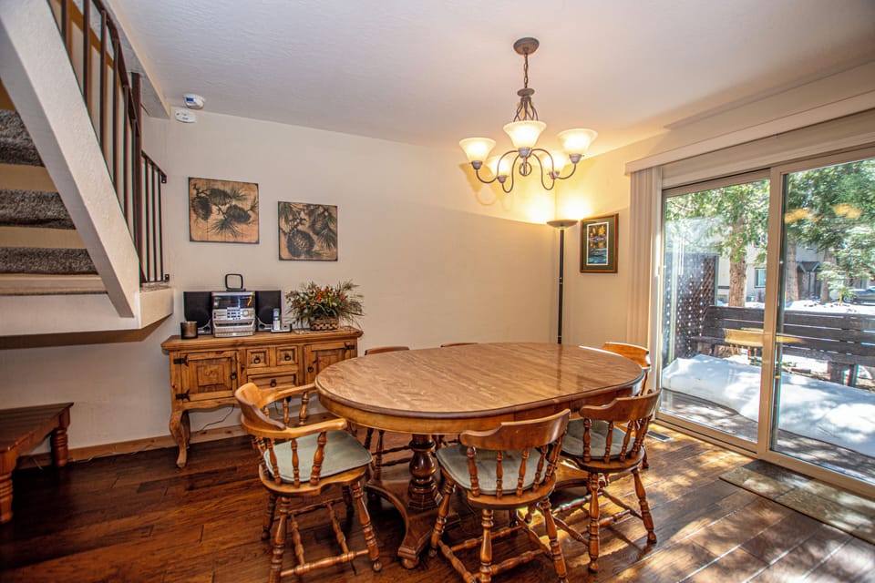 Lake Forest 142 - Dining Area