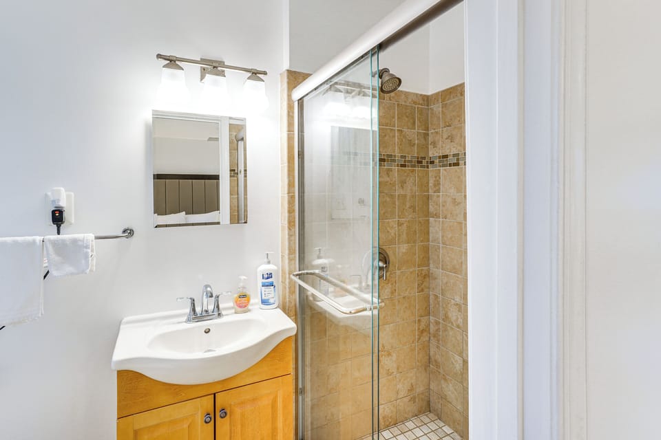 Group Getaway! Modern Silver Spring Home w/ Yard Cottage in White Oak