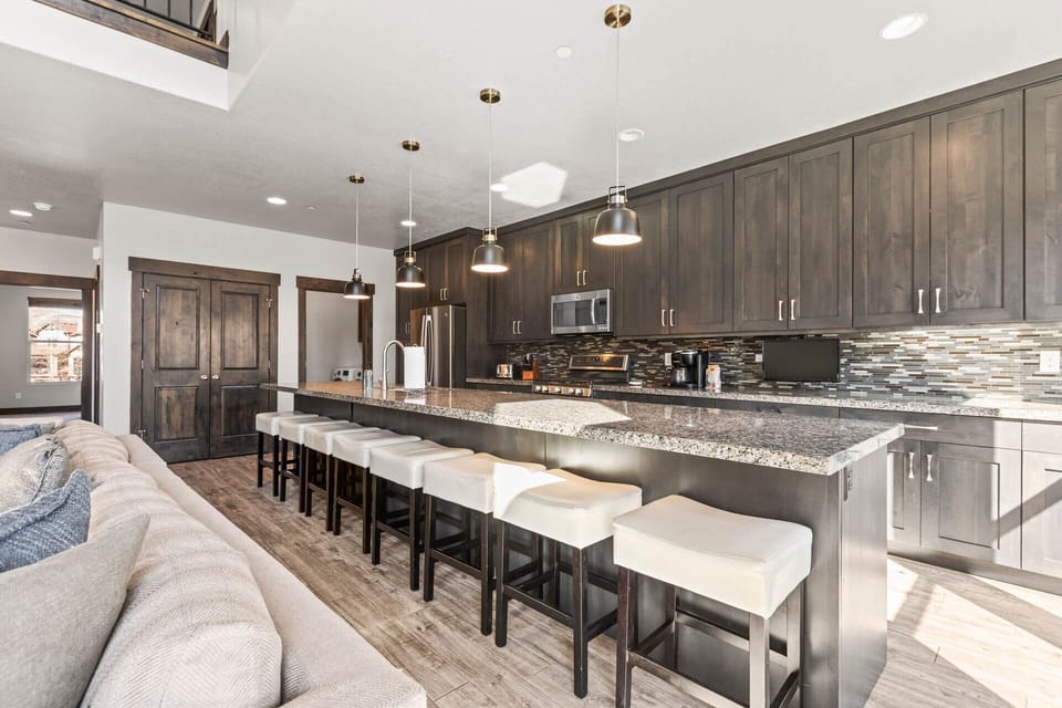 Retreat at Jordanelle 13536 Kitchen Bar Seating