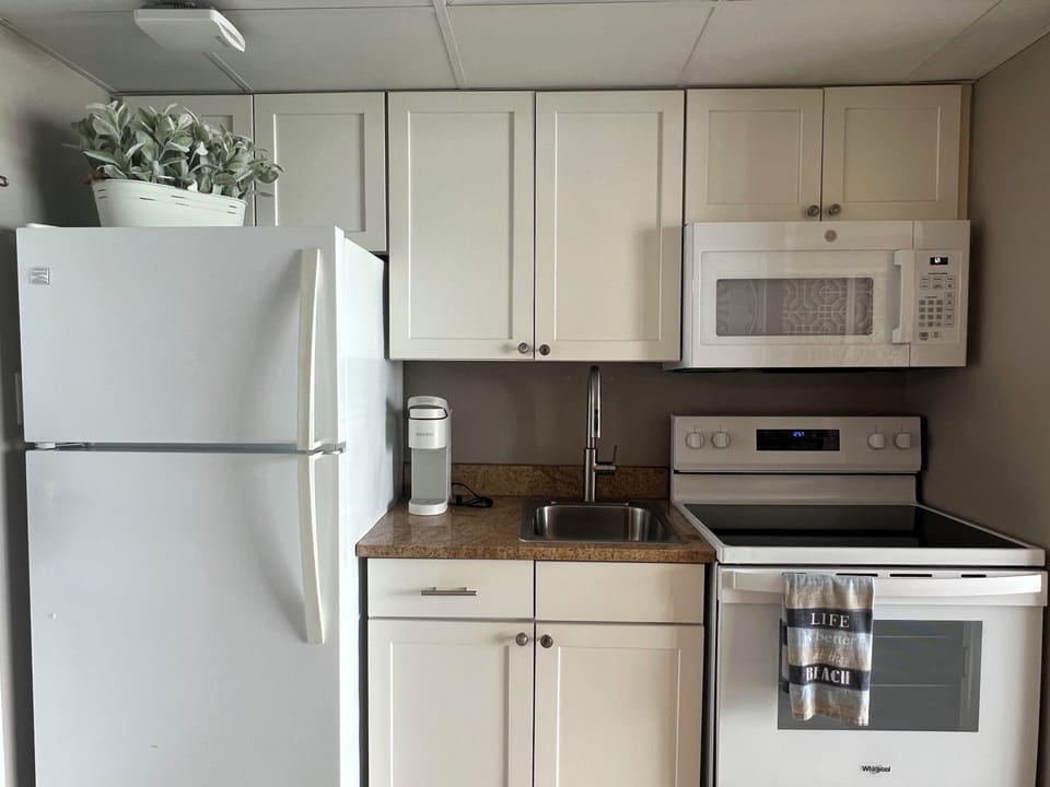 A full sized fridge and oven allow the comforts of home in your beach getaway!