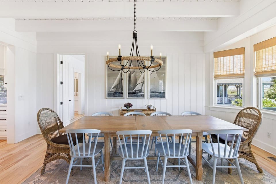 SUNLIT DINING FOR A CROWD