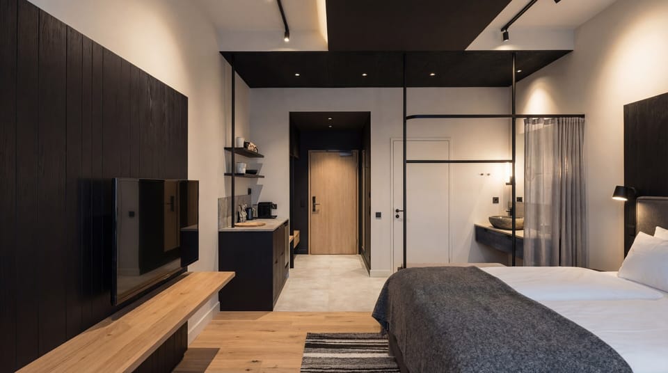 Minibar, in-room safe, WiFi (free), bed sheets