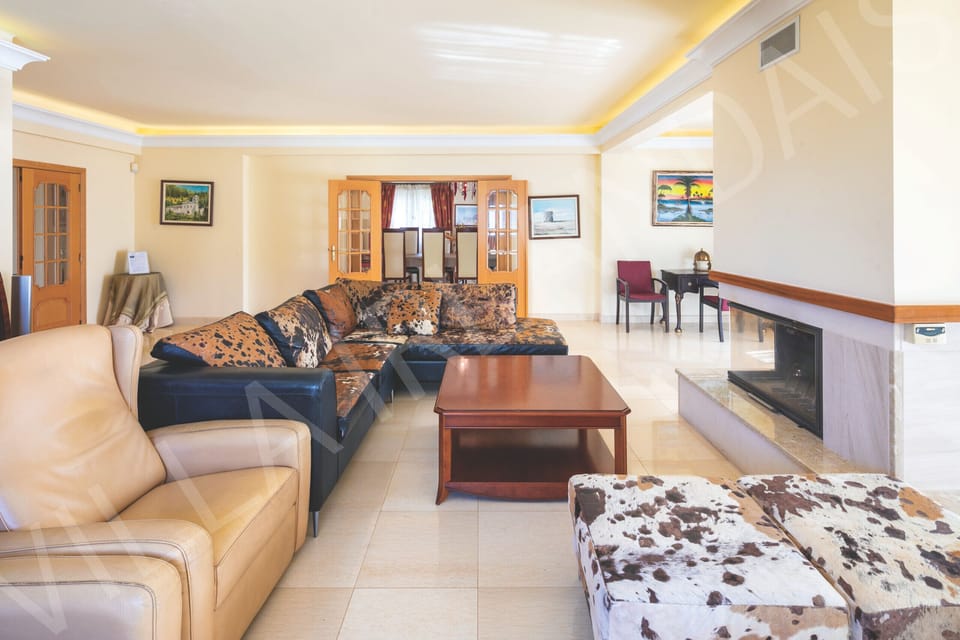 A bright second living area at Villa Irlandais with traditional furnishings and plenty of natural light.