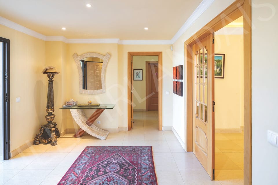 The entrance hallway of Villa Irlandais, with traditional Portuguese decor welcoming guests on arrival.