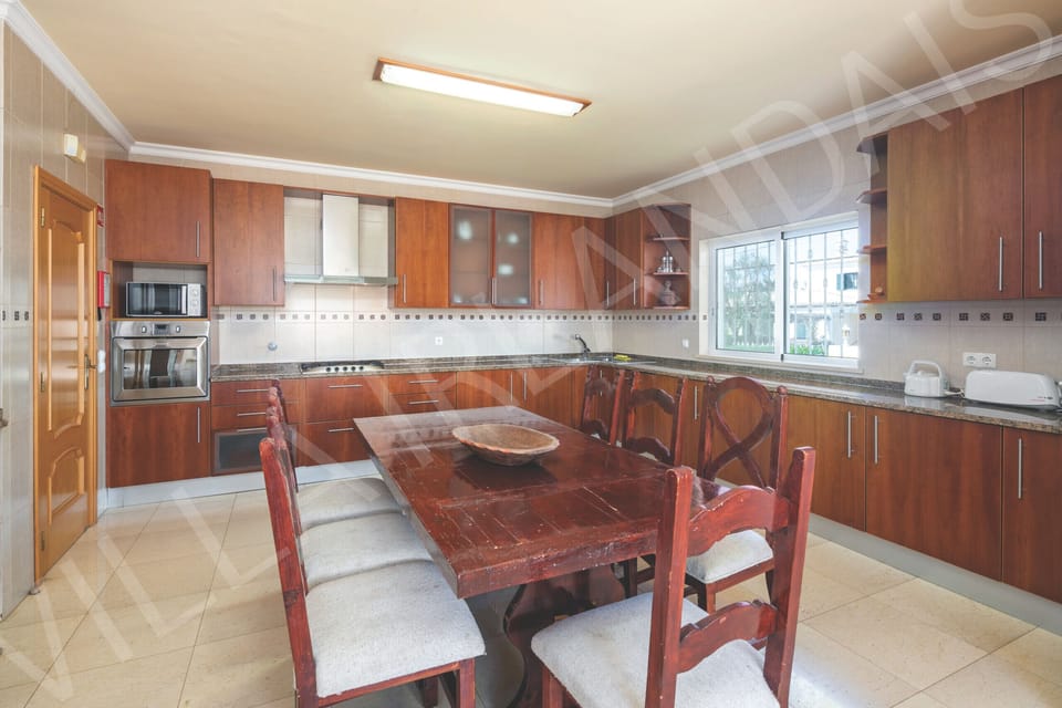 The kitchen and adjoining breakfast dining area at Villa Irlandais, with space for casual family meals.