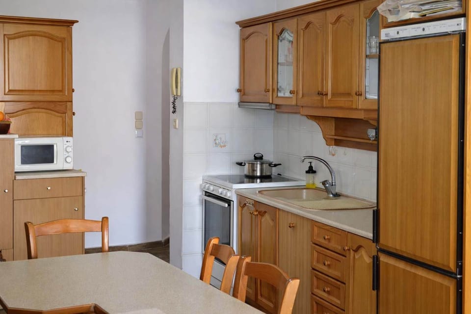 House | 3 bedrooms, desk