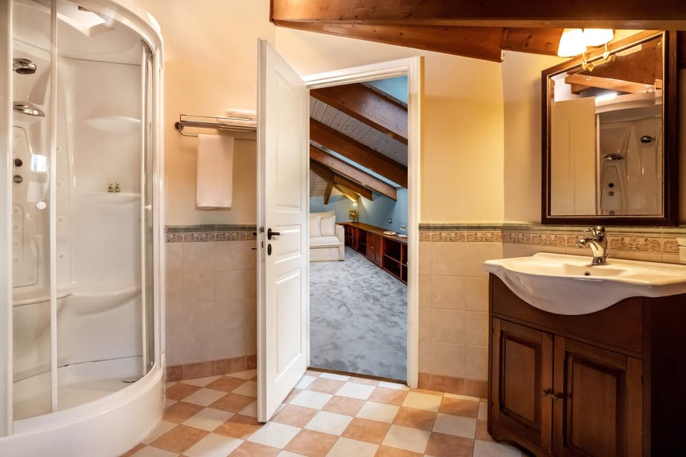Shower, free toiletries, bathrobes, towels