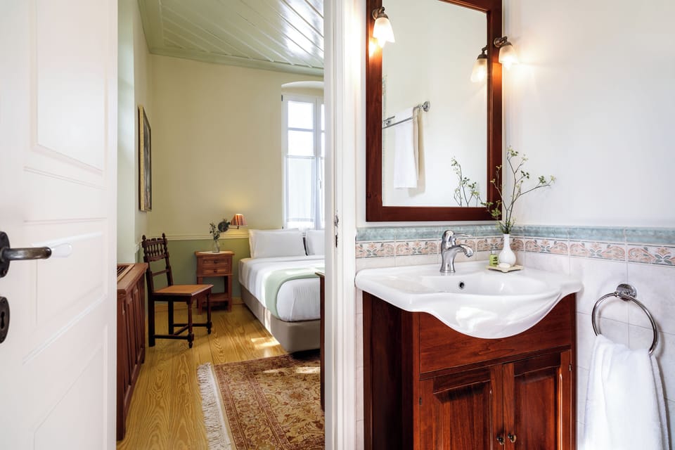 Classic Double Room, Mountain View | Bathroom | Shower, free toiletries, bathrobes, towels