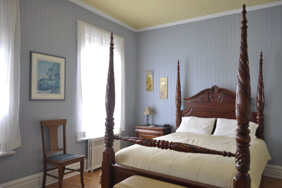 Room, 1 Queen Bed, Private Bathroom | Iron/ironing board, free WiFi, bed sheets