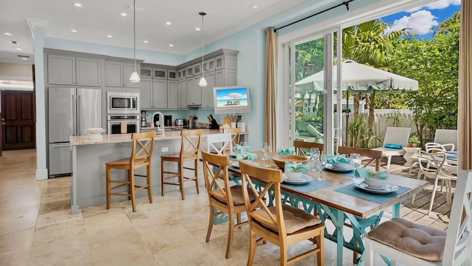 Open the sliding doors to let in the tropical breeze...