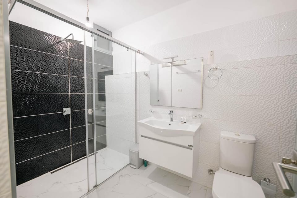 Apartment, 2 Bedrooms | Bathroom | Shower, towels