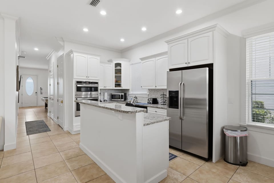 A fully equipped kitchen with everything needed for quick breakfasts or family dinners.