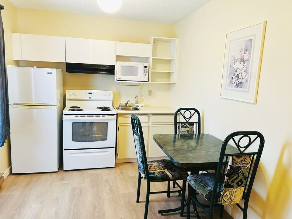 Deluxe Studio, 1 Queen Bed, Kitchen, Mezzanine No Pets | Private kitchen | Coffee/tea maker, fridge, microwave