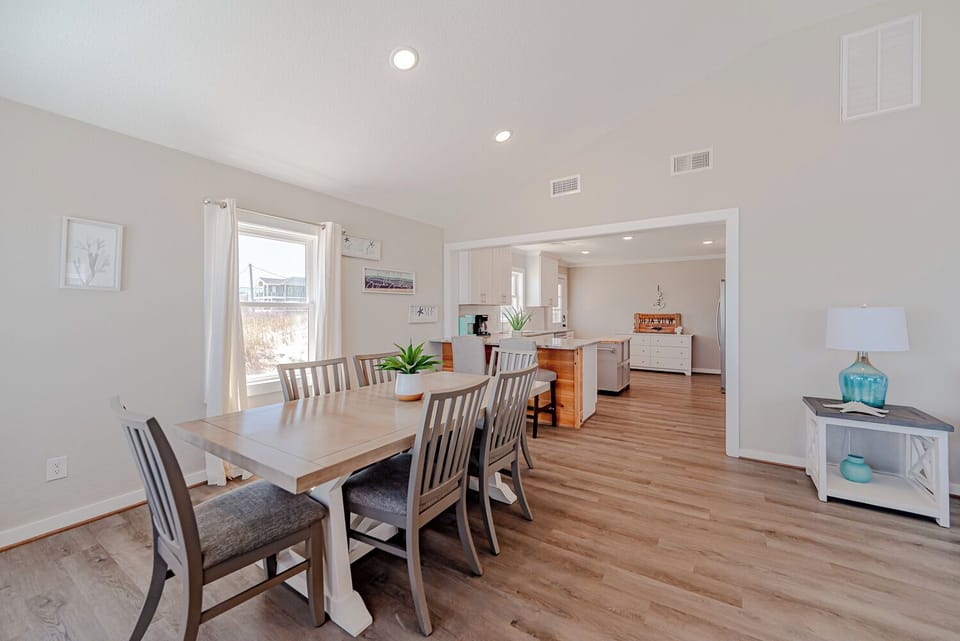 Dining/Kitchen Area