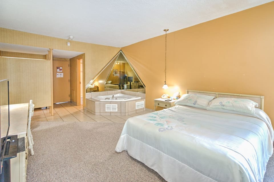 Suite, 1 Queen Bed, Non Smoking, Jetted Tub | Desk, free WiFi