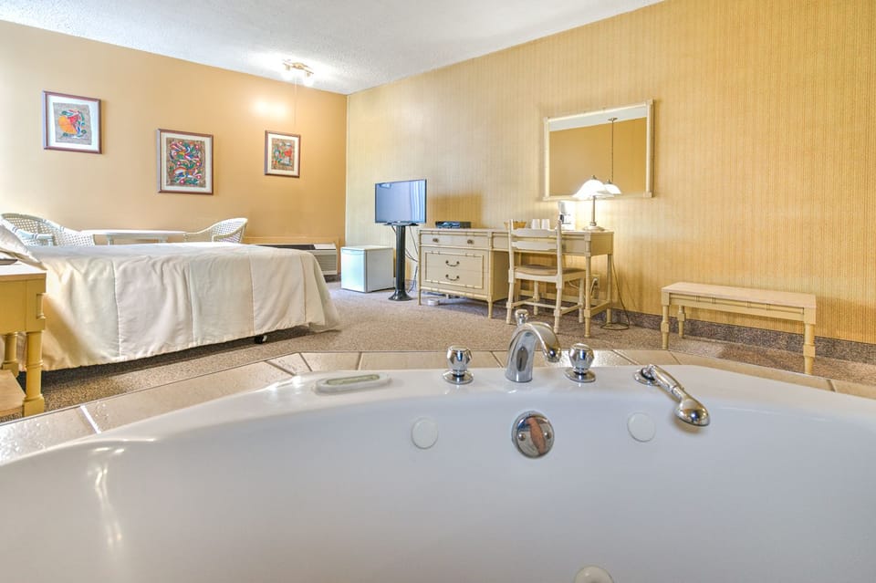 Suite, 1 Queen Bed, Non Smoking, Jetted Tub | Jetted tub
