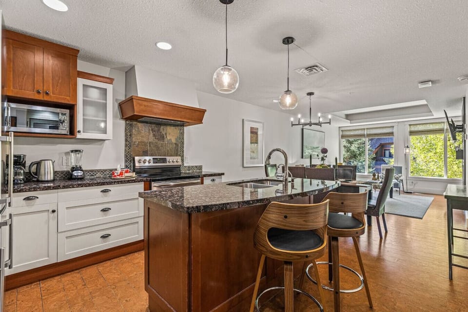 Full kitchen with all essentials to prepare your favorite meals.