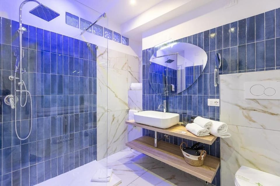 Deluxe Double or Twin Room, 1 King Bed, Non Smoking | Bathroom | Free toiletries, hair dryer, towels, soap